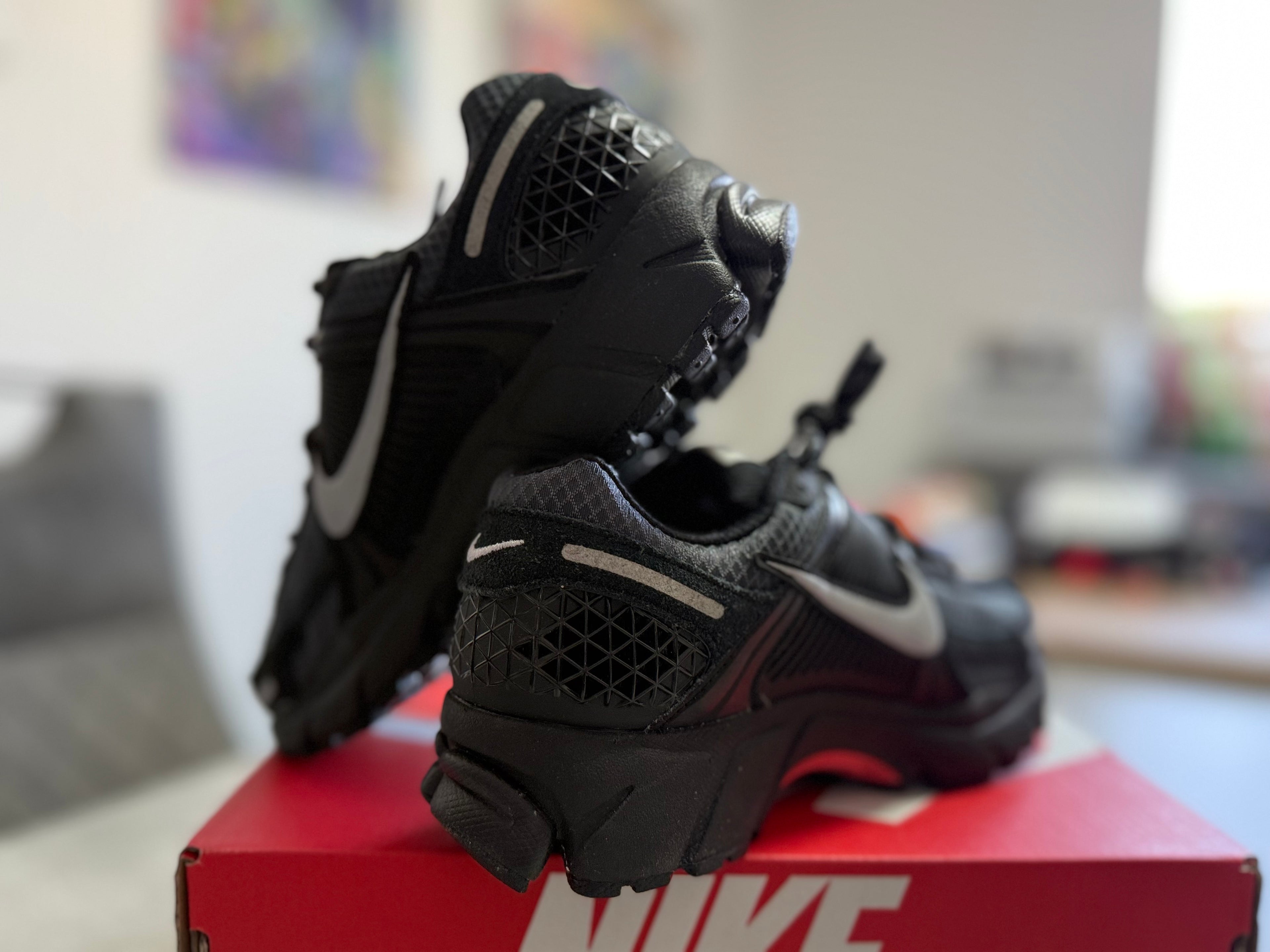 Nike Zoom Vomero 5 Black Metallic Silver Red – Neuve – 35,5
