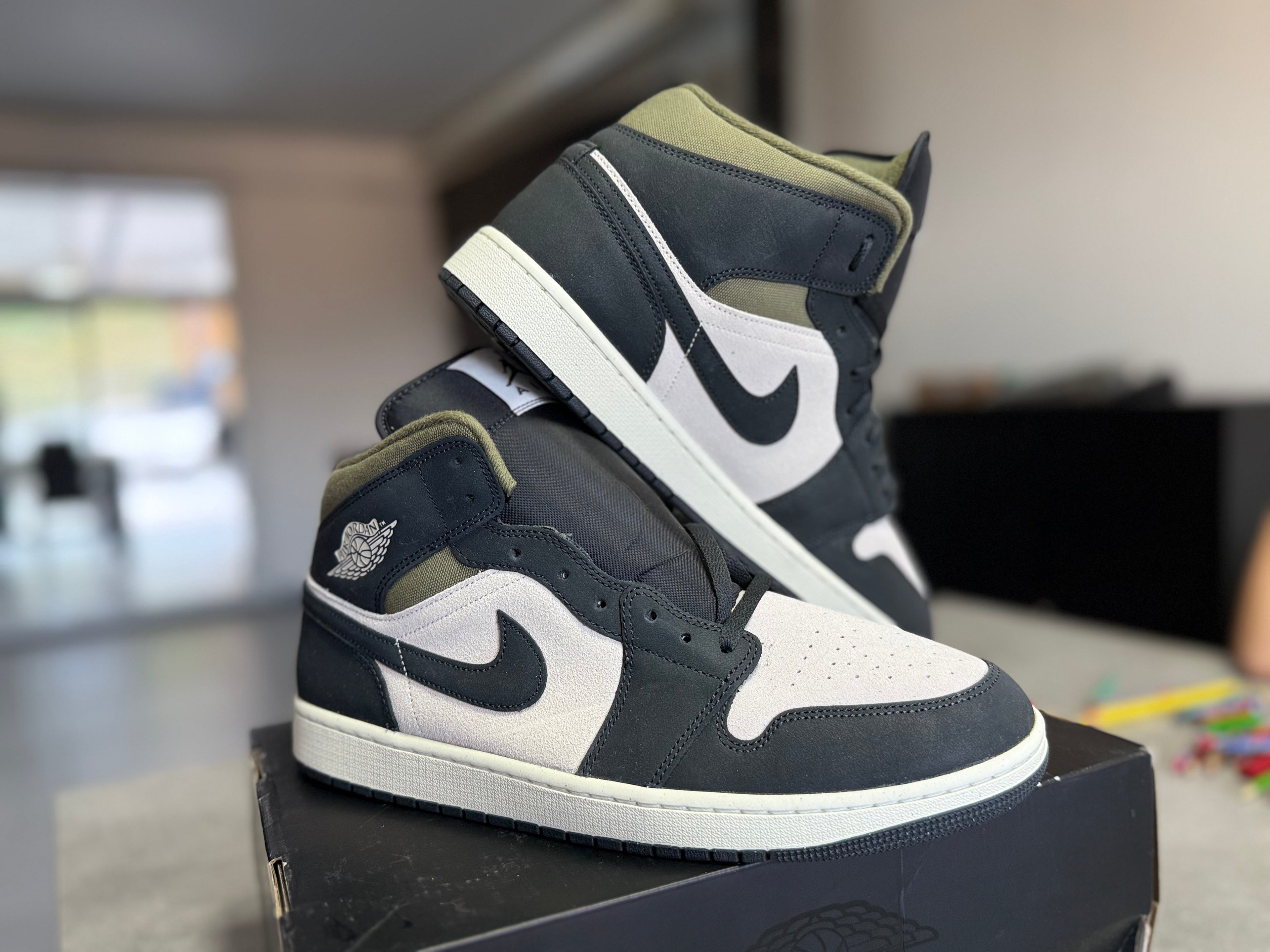 Air Jordan 1 Mid SE Off Noir Medium Olive – Neuve – 47,5