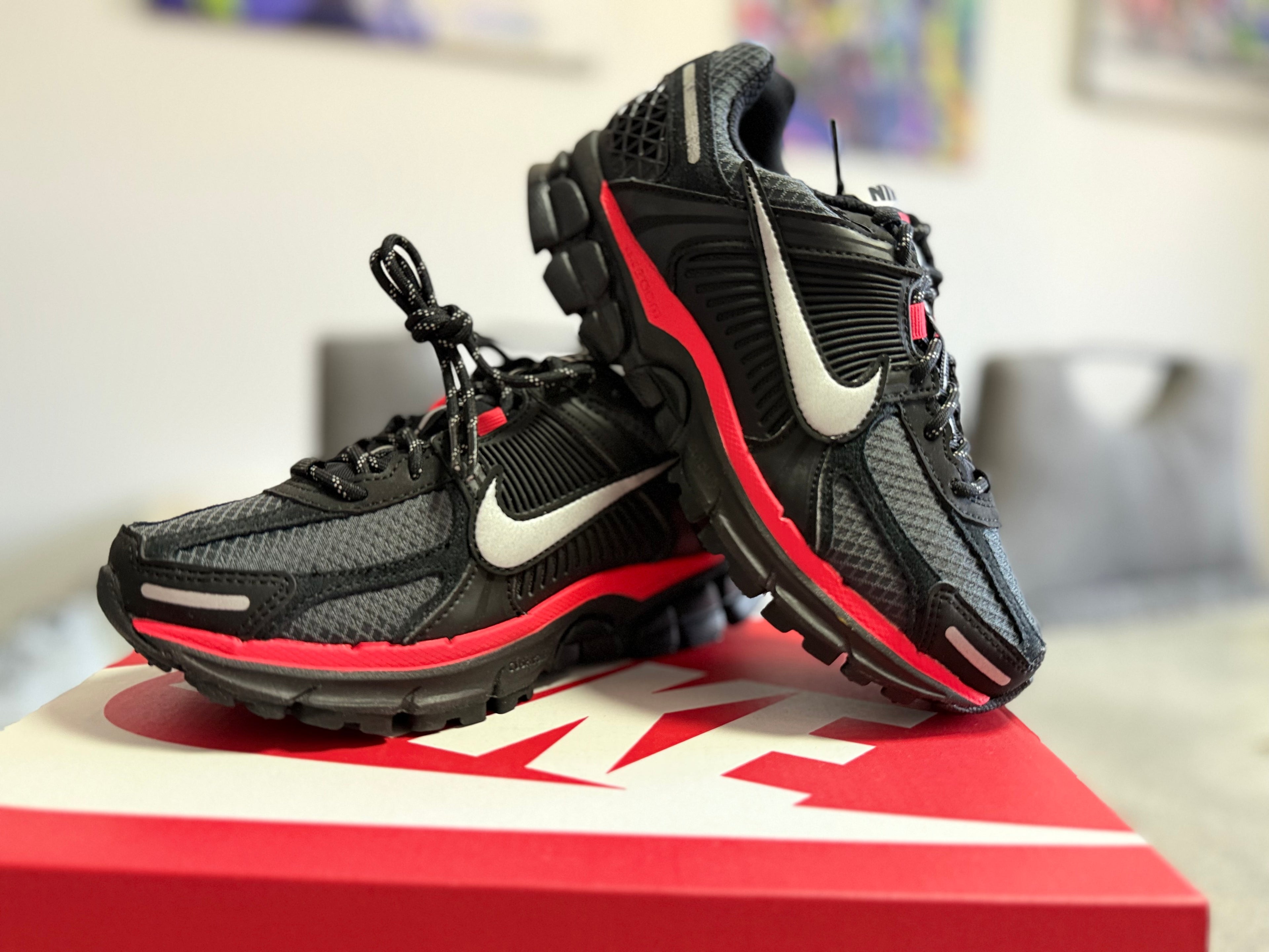 Nike Zoom Vomero 5 Black Metallic Silver Red – Neuve – 35,5