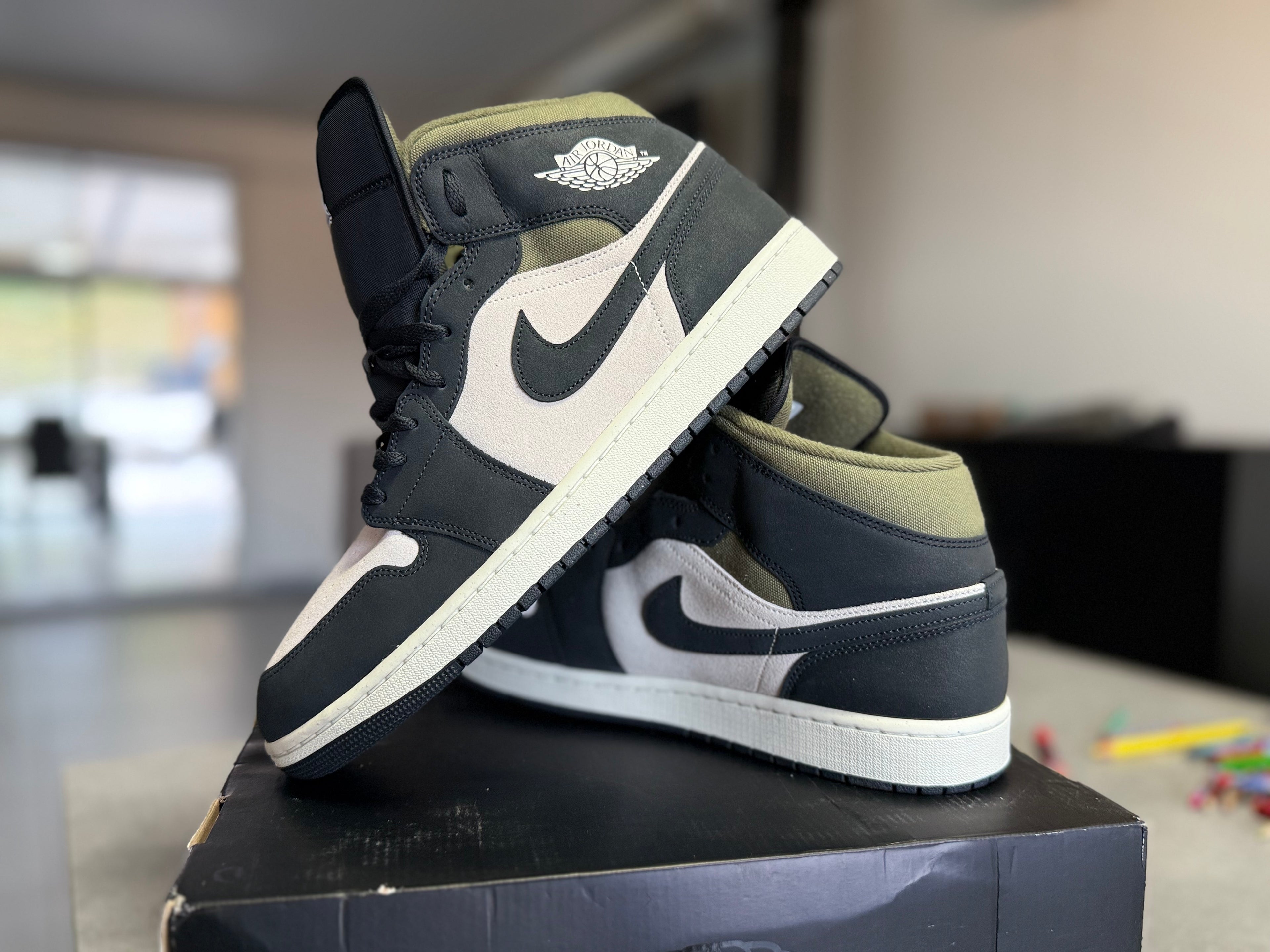 Air Jordan 1 Mid SE Off Noir Medium Olive – Neuve – 47,5