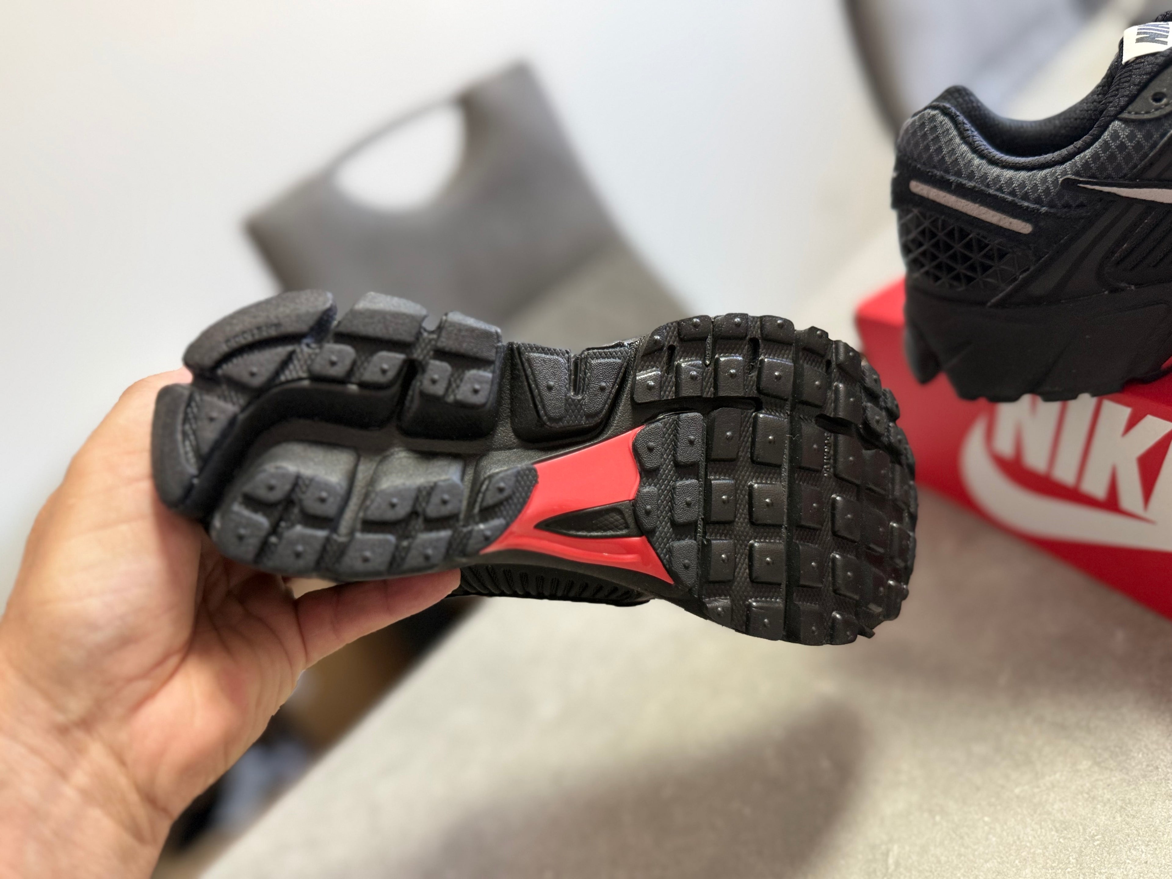Nike Zoom Vomero 5 Black Metallic Silver Red – Neuve – 35,5