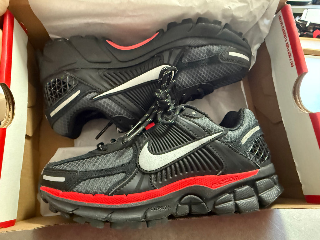 Nike Zoom Vomero 5 Black Metallic Silver Red – Neuve – 35,5