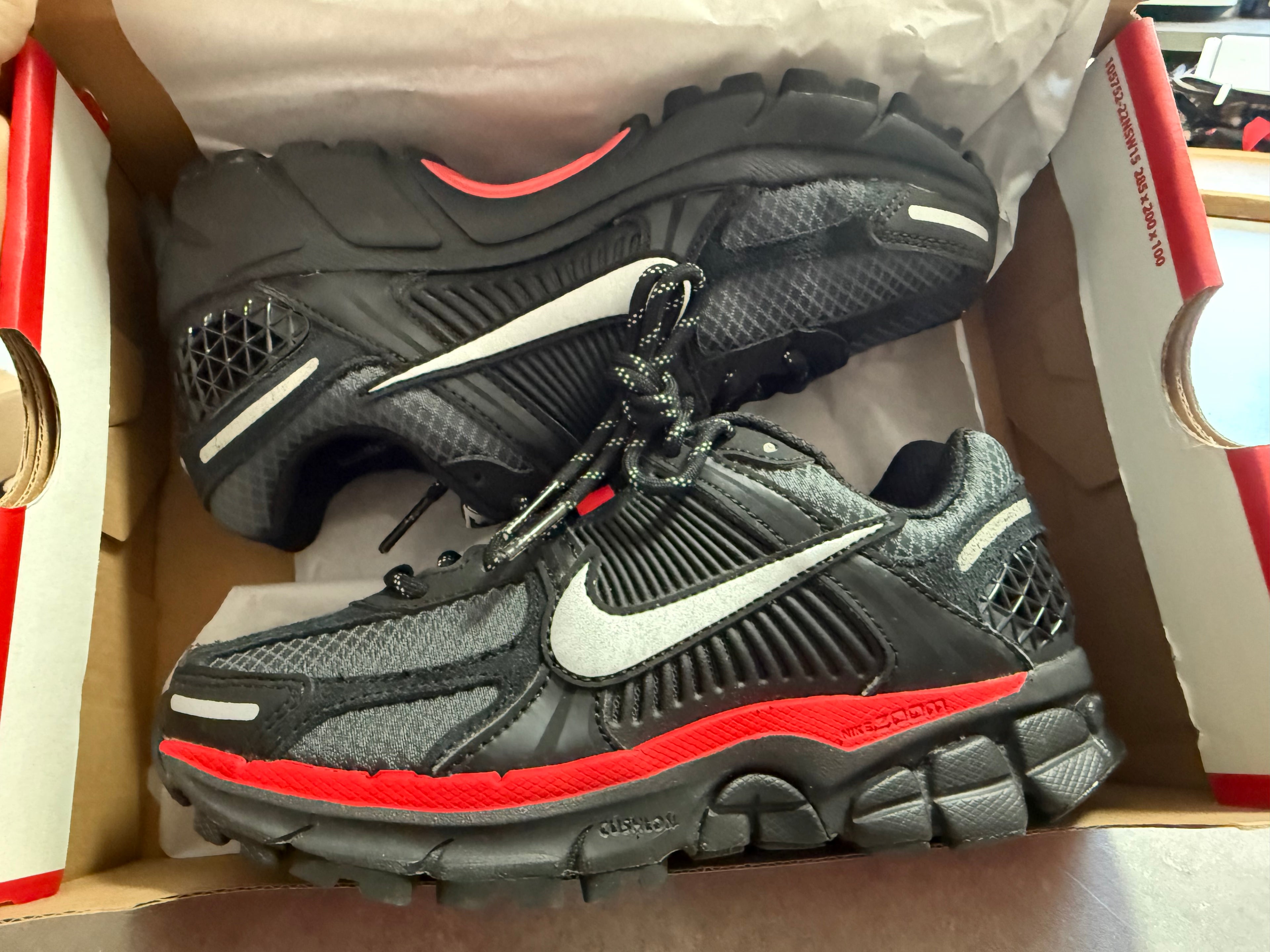 Nike Zoom Vomero 5 Black Metallic Silver Red – Neuve – 35,5