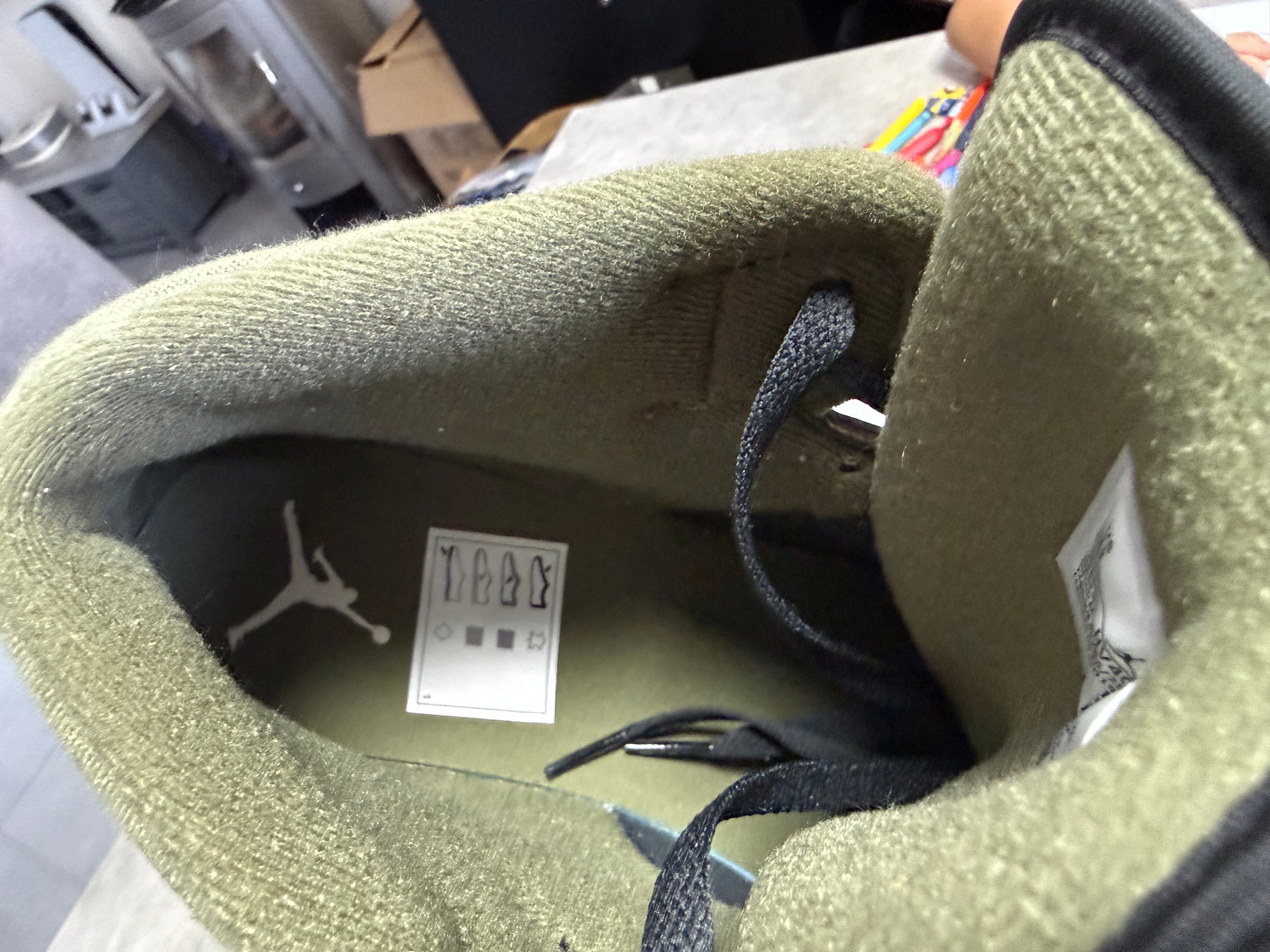 Air Jordan 1 Mid SE Off Noir Medium Olive – Neuve – 47,5