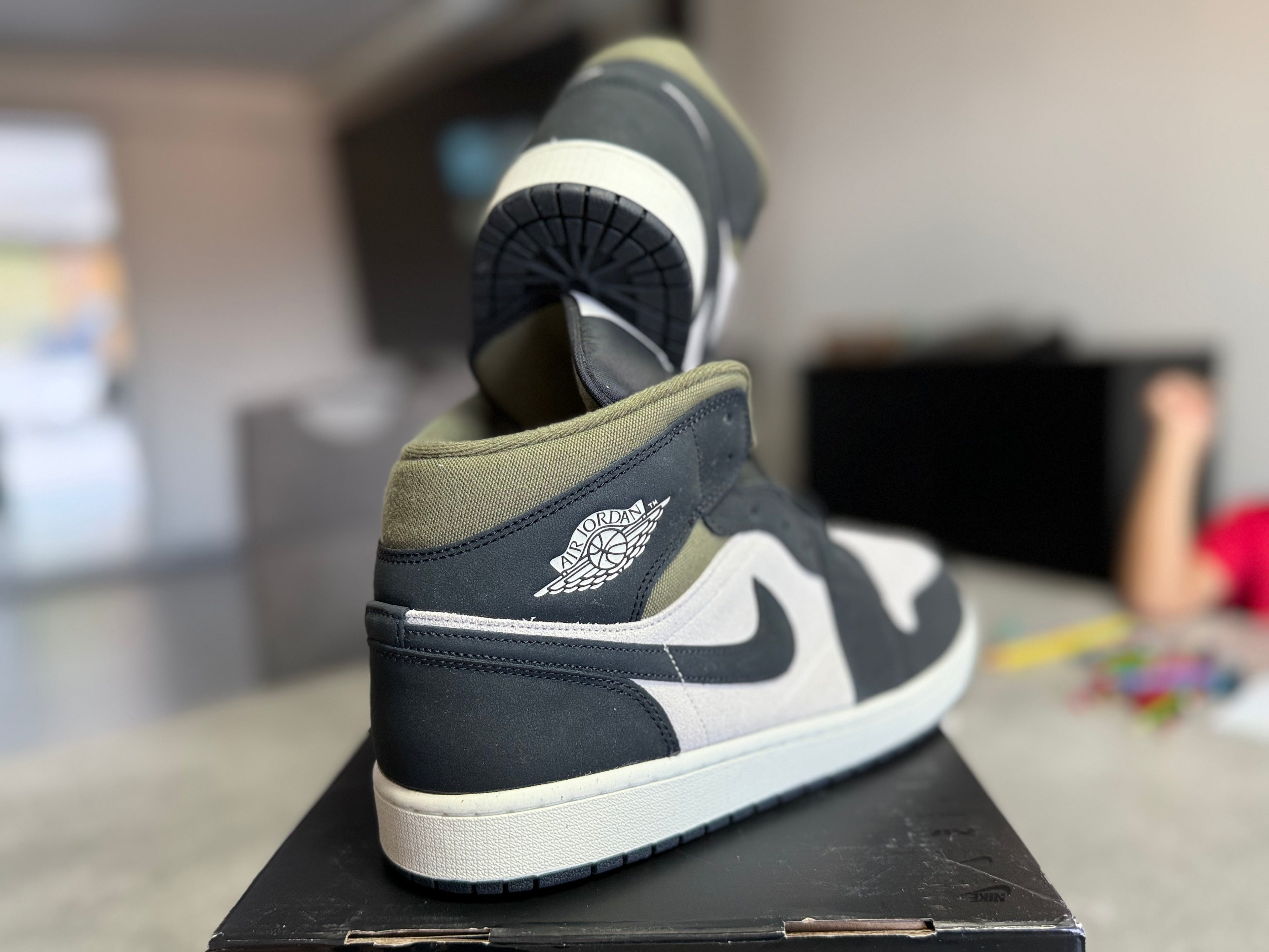 Air Jordan 1 Mid SE Off Noir Medium Olive – Neuve – 47,5