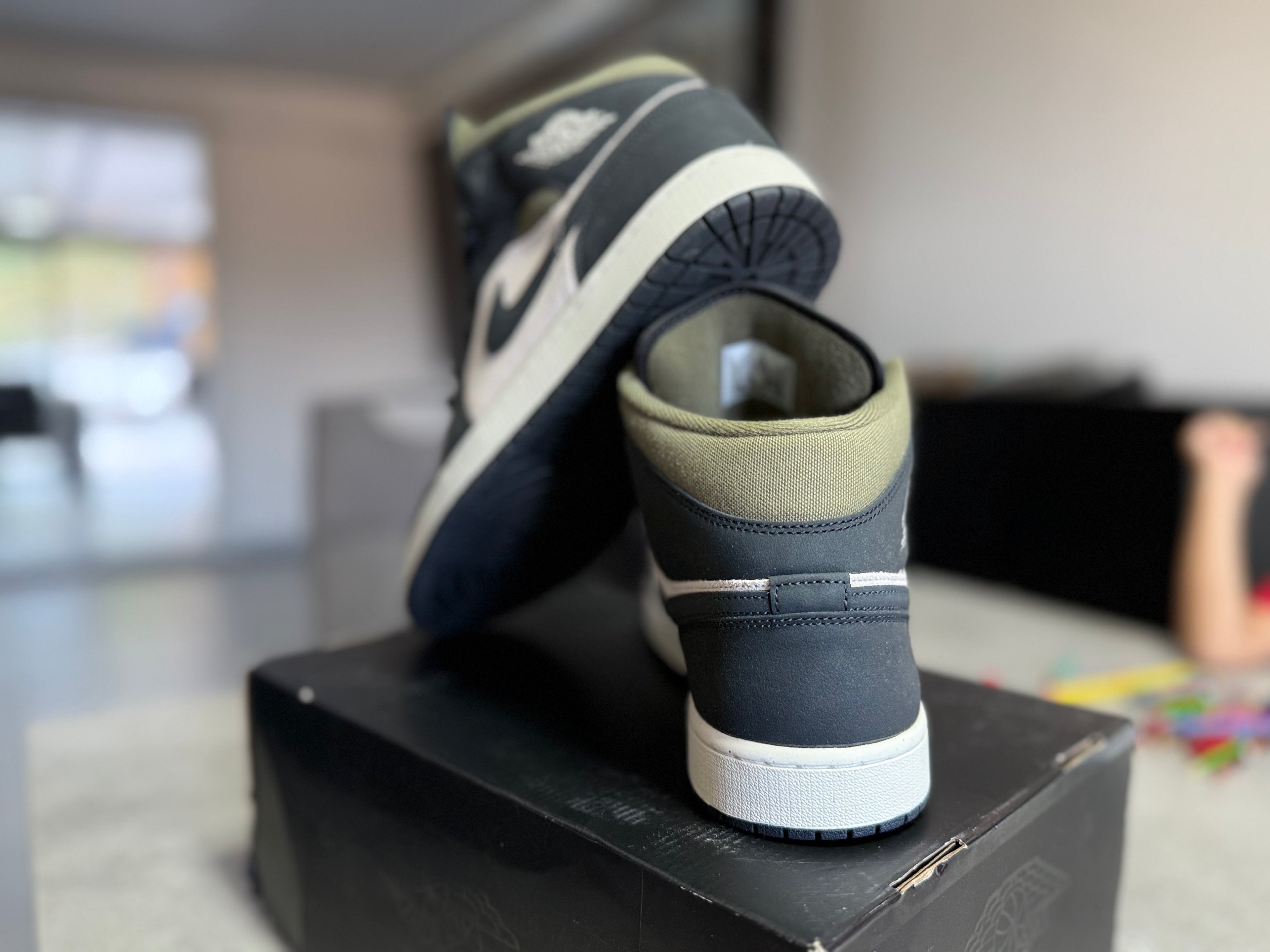 Air Jordan 1 Mid SE Off Noir Medium Olive – Neuve – 47,5