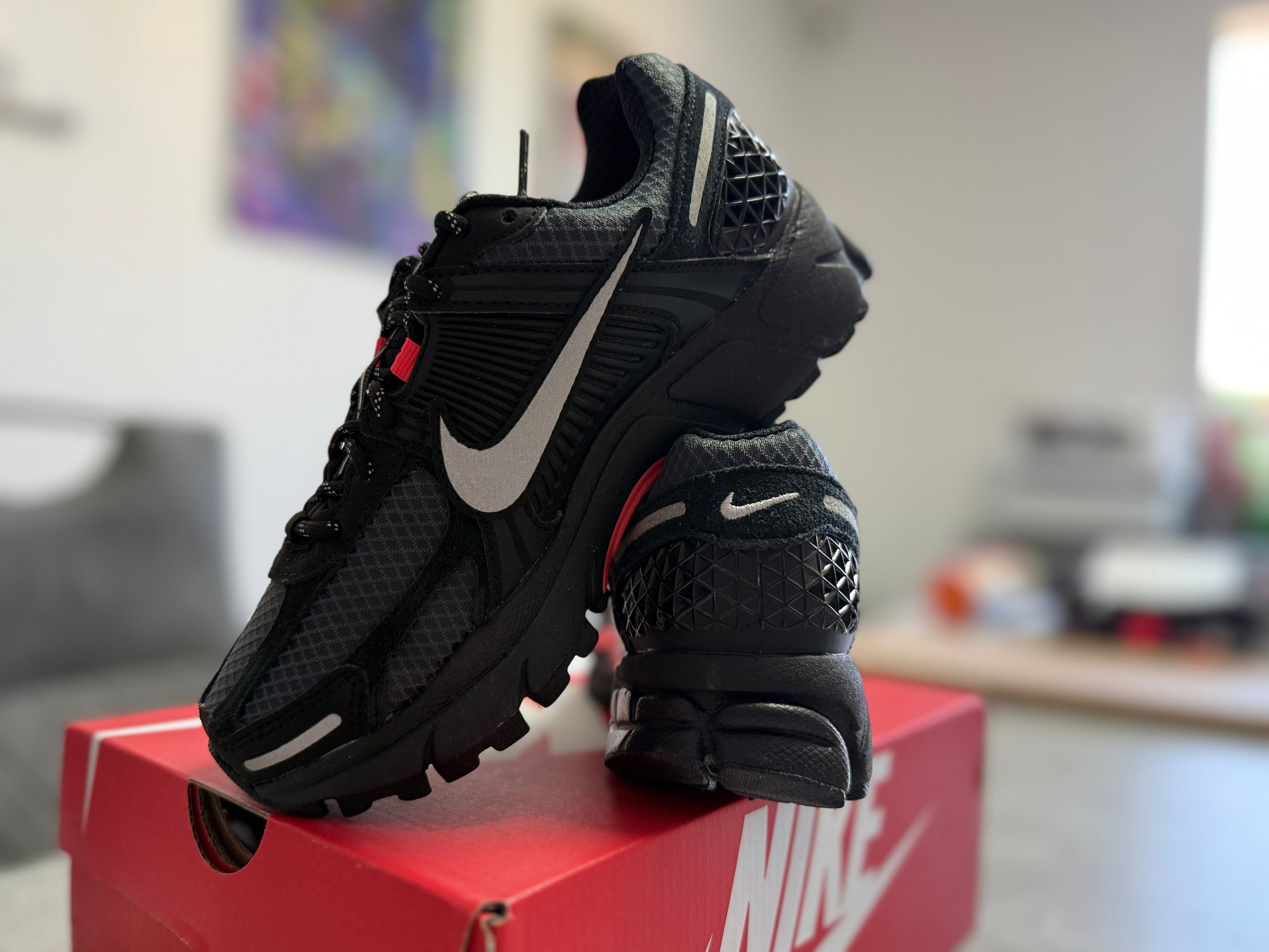 Nike Zoom Vomero 5 Black Metallic Silver Red – Neuve – 35,5