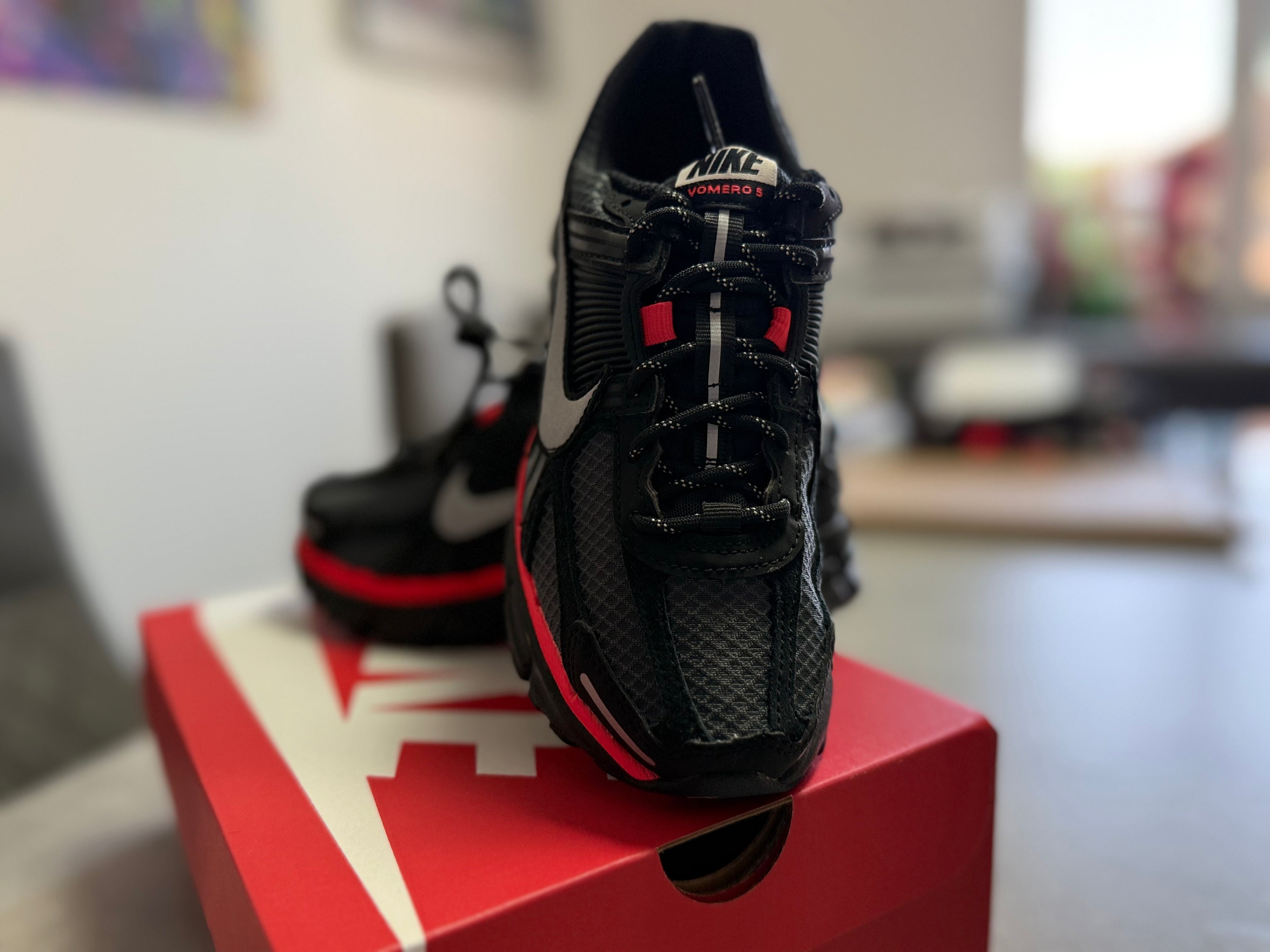 Nike Zoom Vomero 5 Black Metallic Silver Red – Neuve – 35,5