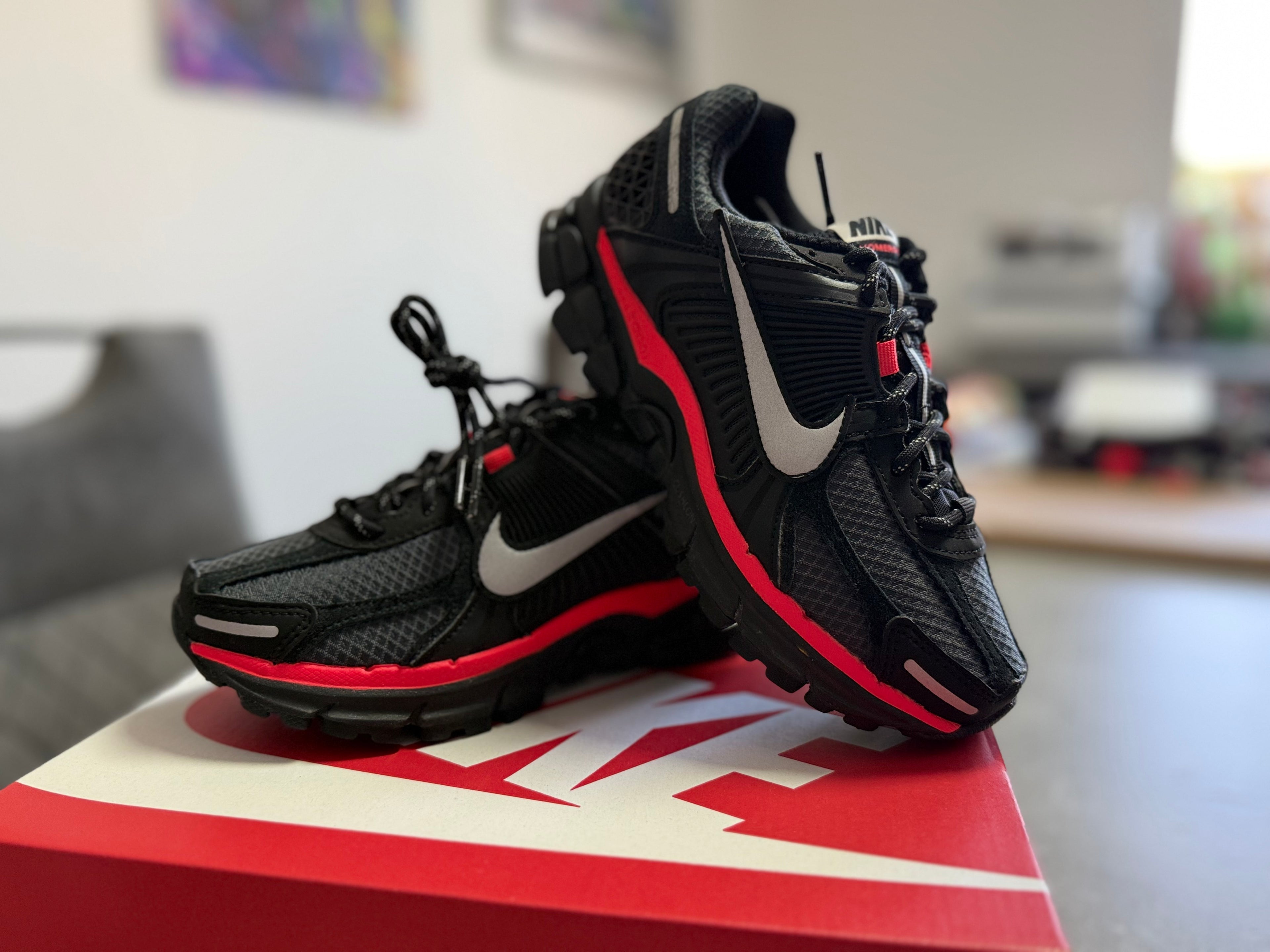 Nike Zoom Vomero 5 Black Metallic Silver Red – Neuve – 35,5