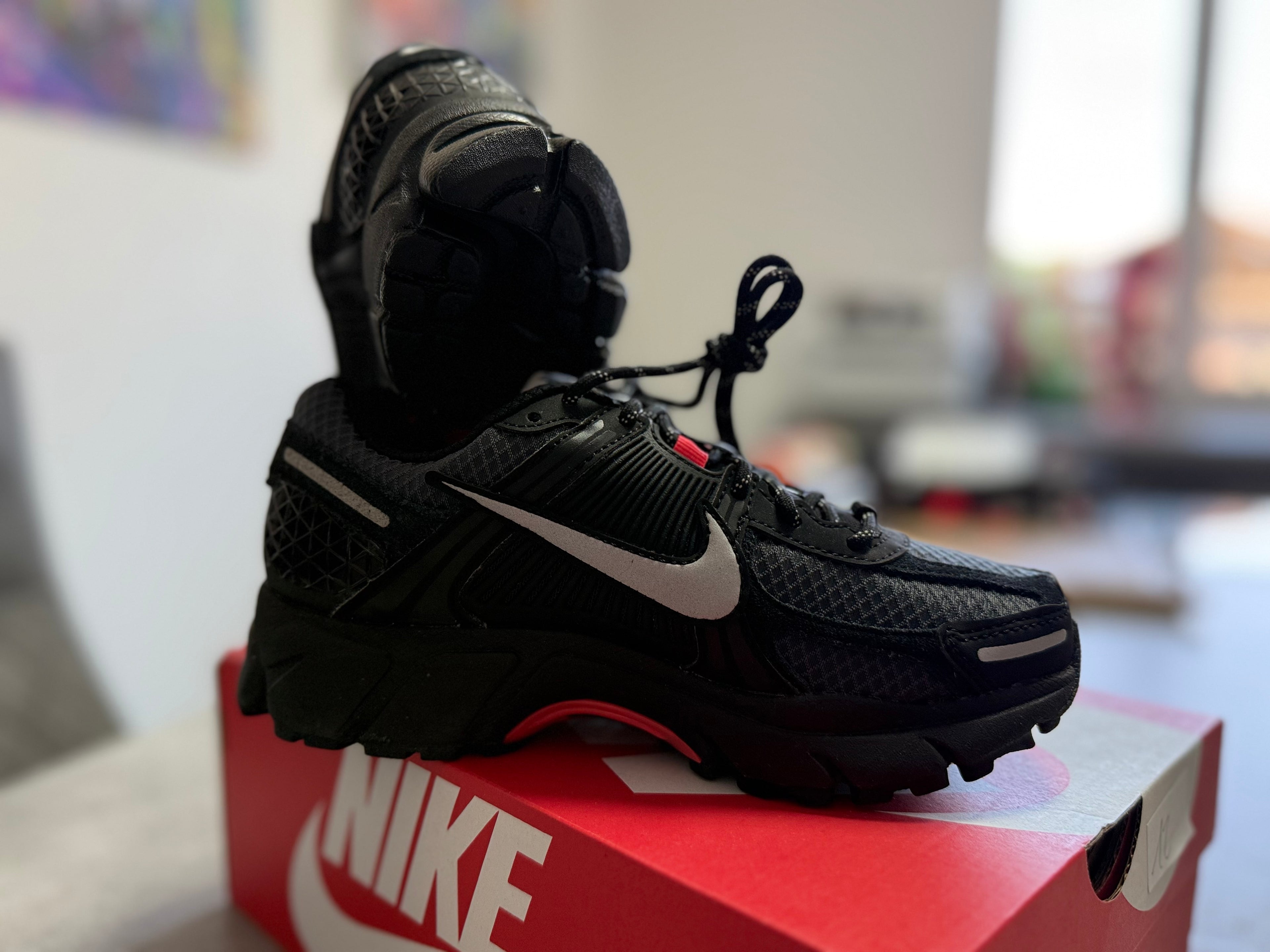 Nike Zoom Vomero 5 Black Metallic Silver Red – Neuve – 35,5