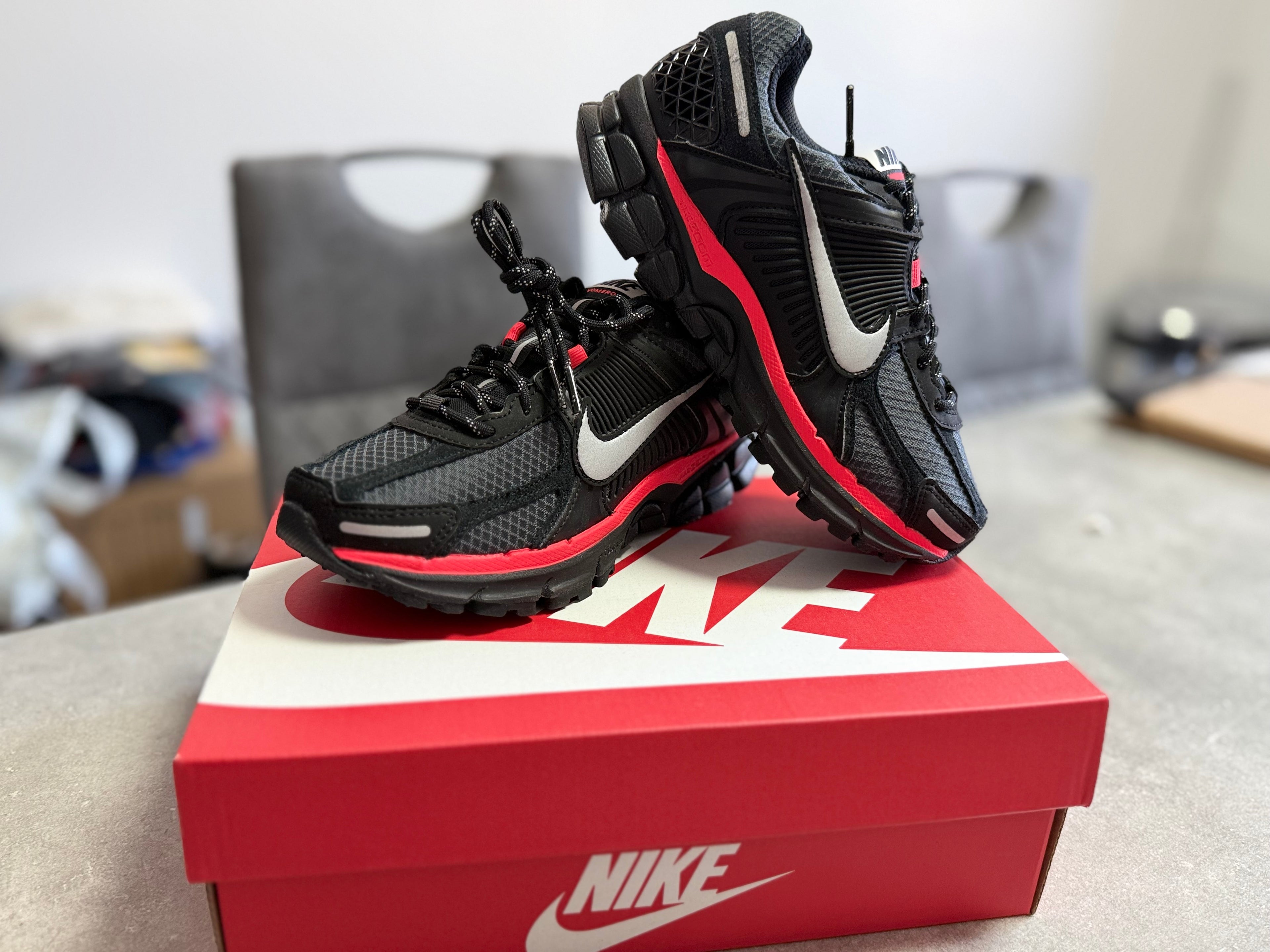 Nike Zoom Vomero 5 Black Metallic Silver Red – Neuve – 35,5